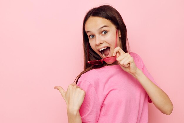 Óculos cor-de-rosa de mulher positiva e fundo isolado de gesto de mão de camiseta