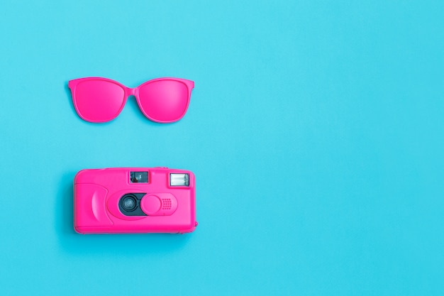 Óculos cor de rosa e rosa câmera azul