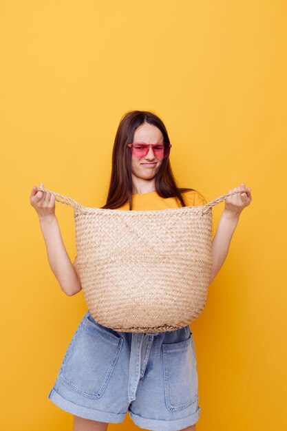 Óculos cor-de-rosa jovem otimista de estilo de juventude casual desgaste fundo amarelo. Foto de alta qualidade