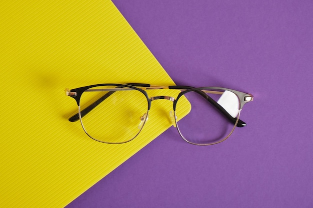 Óculos da moda em óculos de fundo roxo e amarelo para estudo e leitura de computador