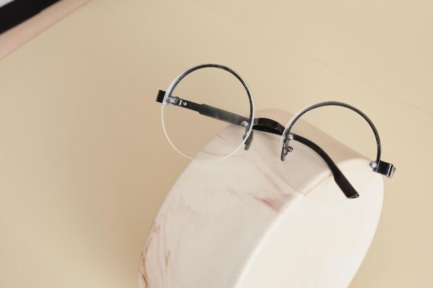 Óculos de armação de óculos de moda na apresentação criativa de pódio de cerâmica de óculos