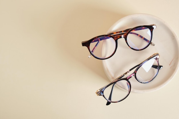 Óculos de armação de óculos de moda na apresentação criativa de pódio de cerâmica de óculos