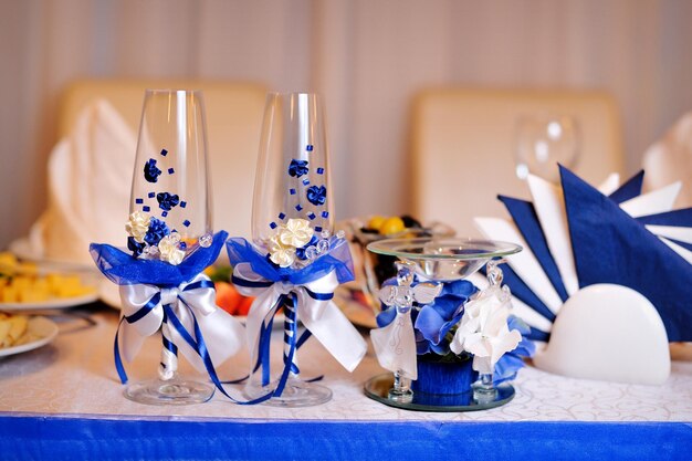 Óculos de casamento em cima da mesa