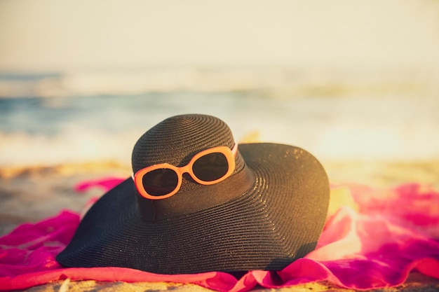 Óculos de chapéu de sol em um fundo do mar Conceito de férias