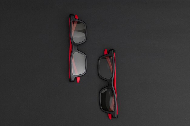 Óculos de filme pretos com orelhas vermelhas em um fundo preto