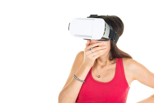 Óculos de metaverso de mulher usando óculos de realidade virtual fone de ouvido de realidade virtual com as mãos no rosto