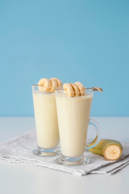 Óculos de milkshake de banana deliciosos de alto ângulo