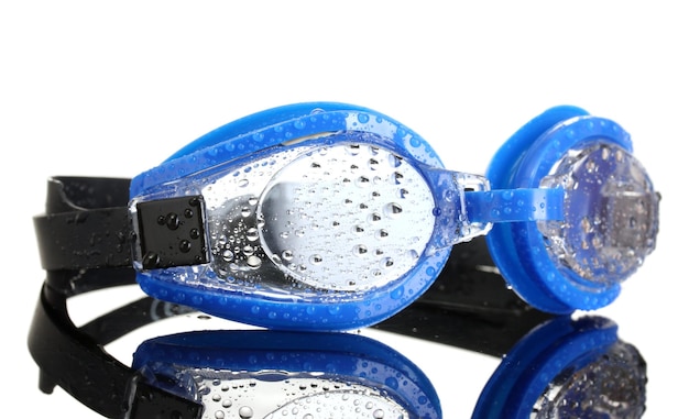 Óculos de natação azuis com gotas isoladas em branco
