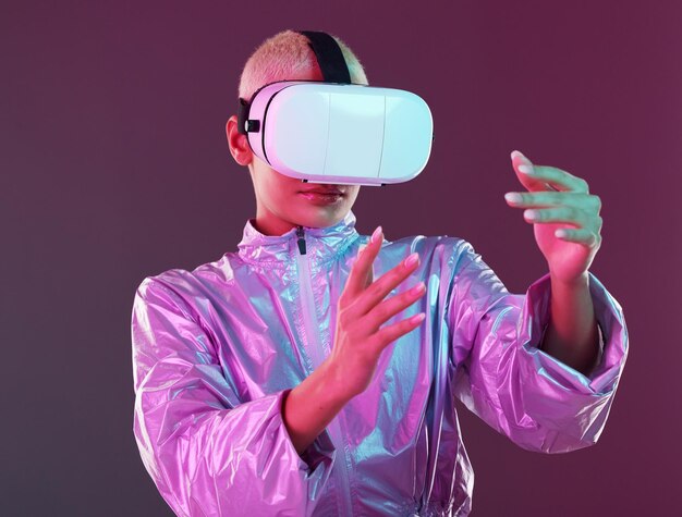 Óculos de realidade virtual de mulher e metaverso para transformação digital de jogos futuristas e pessoa de tecnologia Cyberpunk mãos no fundo do estúdio com fone de ouvido vr para experiência de usuário em 3D e mundo cibernético