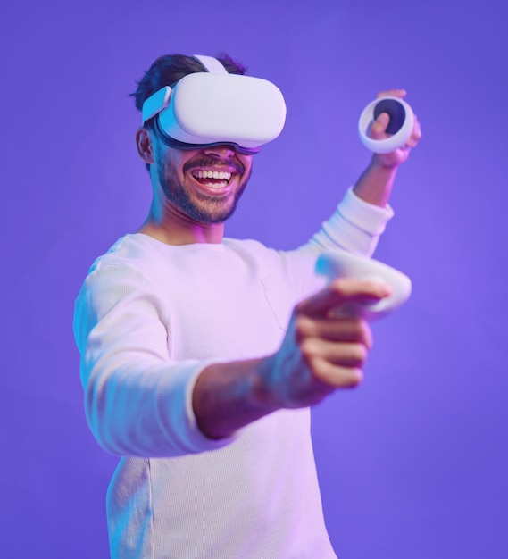 Óculos de realidade virtual Metaverse e um homem com vr controlam jogos futurísticos cibernéticos e jogador do mundo 3d com controlador na mão para experiência digital ar e aplicativo de fundo roxo cyberpunk