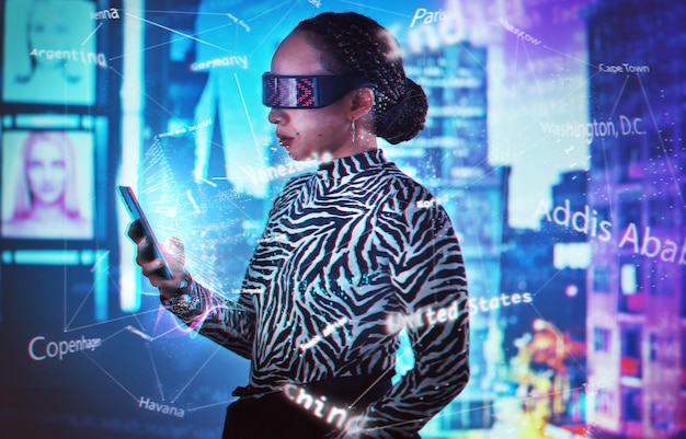 Óculos de realidade virtual metaverso e mulher com sobreposição de painel de telefone para transformação digital Pessoa com fone de ouvido vr para holograma ux ar global para futuro cibernético e mundo 3d para big data
