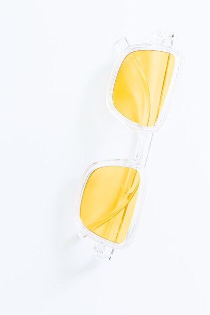 Óculos de sol amarelos sobre fundo branco,óculos antirreflexo para o motorista em uma armação de metal com