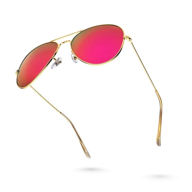 Óculos de sol aviador rosa com armação dourada isolada em branco