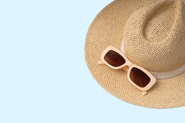 Óculos de sol beige neutros modernos com óculos castanhos laranja em chapéu de palha