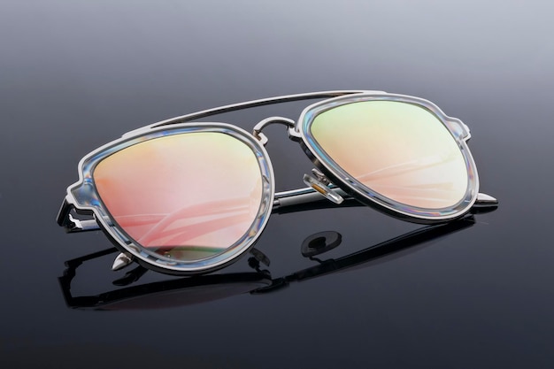 Óculos de sol camaleão na moda em um estilo de fundo preto e acessório de moda de proteção de visão