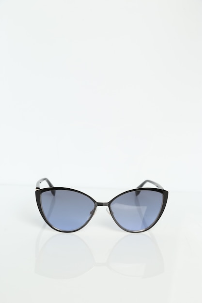 Óculos de sol de luxo em fundo branco