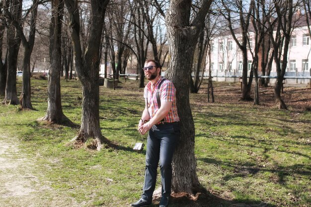 Óculos de sol do parque com suspensório barba