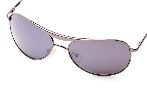 Óculos de sol elegantes em óculos de cor roxa escura em um branco isolado