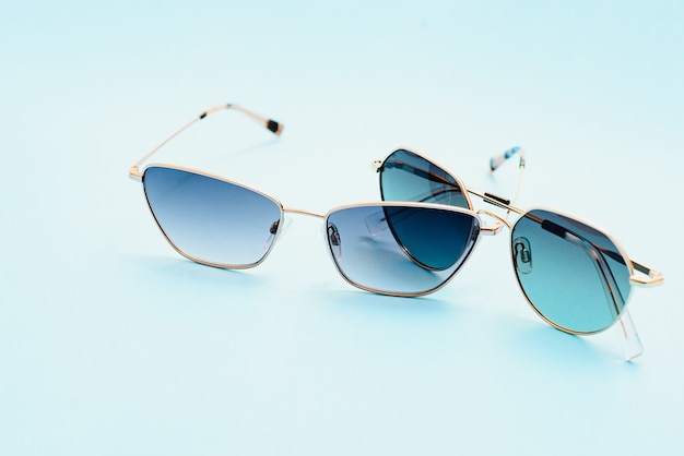 Óculos de sol lindos e modernos em um fundo clássico da cor Pantone azul do ano