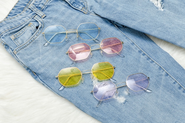 Óculos de sol multicoloridos em jeans