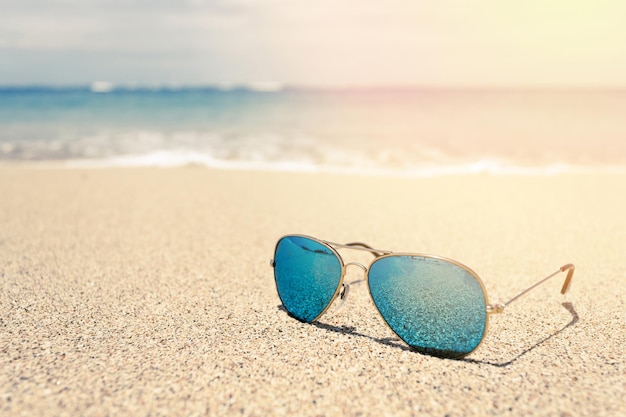 Óculos de sol na praia em estilos de cores vintage de verão