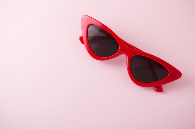 Óculos de sol retrô vermelhos em rosa