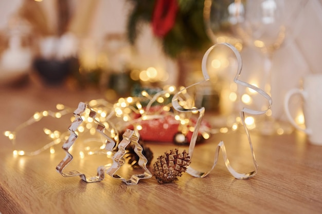 Óculos e decorações de Natal no quarto. Guirlandas e luzes brilhantes.