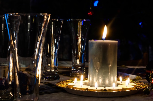 Óculos e velas acesas em uma mesa de festa