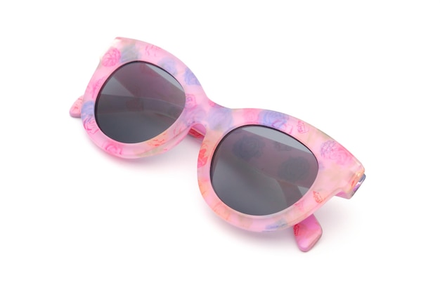 Óculos elegantes com moldura rosa em fundo branco isolado