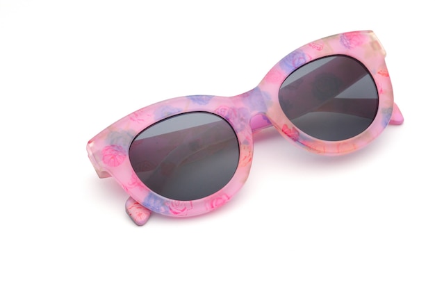 Óculos elegantes com moldura rosa sobre branco