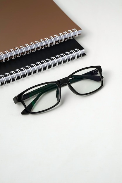 Óculos elegantes na mesa de escritório branca mesa de trabalho branca