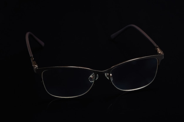 Óculos em armações da moda em um fundo preto