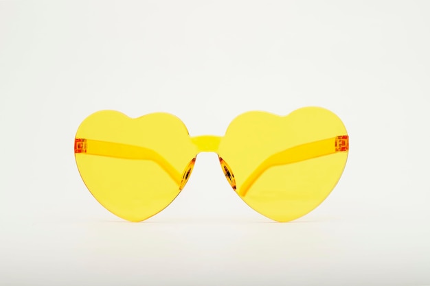 Óculos em forma de coração amarelo na moda