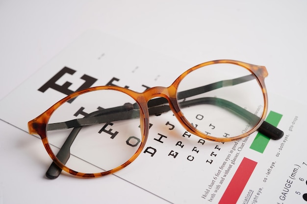Óculos em gráfico de exame ocular para testar a precisão da visão da leitura