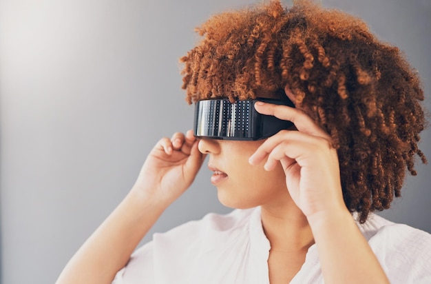 Óculos futuristas e mulher negra isolados em um fundo cinza para metaverso cyberpunk e realidade virtual VR óculos de sol software digital e visão do modelo gen z ou pessoa pensando no futuro