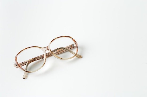 Óculos isolados no branco