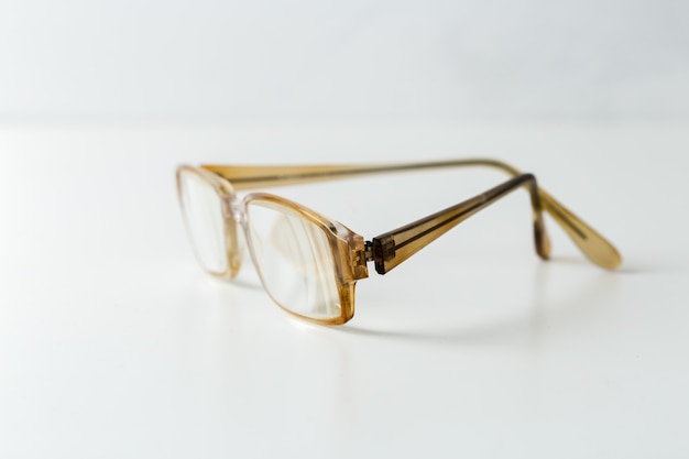 Óculos isolados no branco