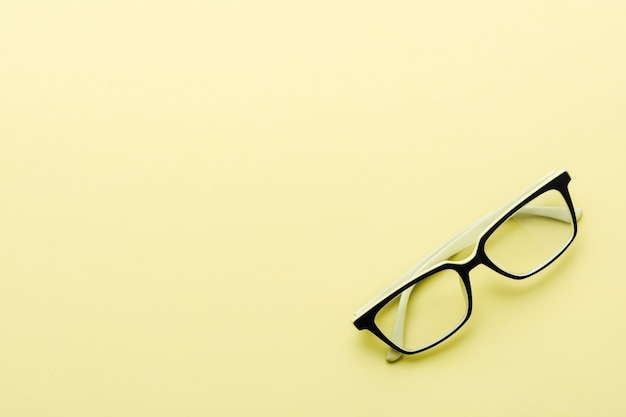 Óculos modernos de óculos isolados