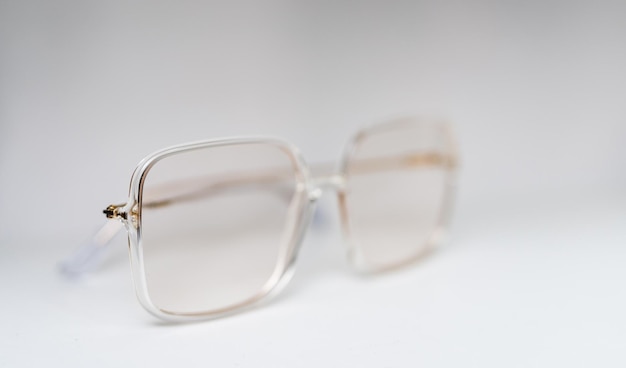 Óculos modernos na moda isolados no fundo branco Óculos elegantes de visão Foto Premium