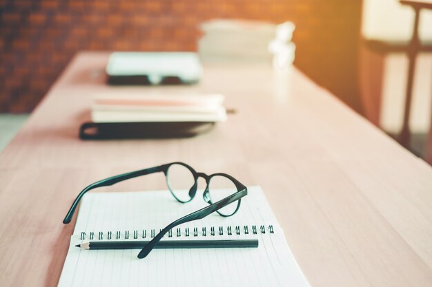 Óculos no conceito de educação da mesa de estudo