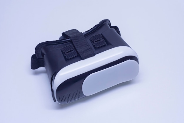 Óculos para realidade virtual e vídeo em 360 graus. Capacete de VR para o smartphone em um fundo branco.