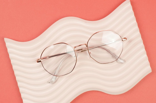 Óculos para visão Óculos femininos elegantes em moldura dourada sobre fundo claro figurado Acessórios femininos