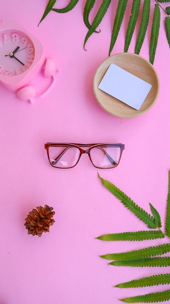 Óculos redondos na foto em estilo minimalista de verão em um fundo de cor rosa pastel.