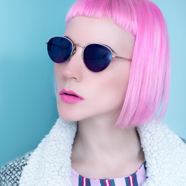 Óculos vintage estilo pop Lady e cabelo rosa