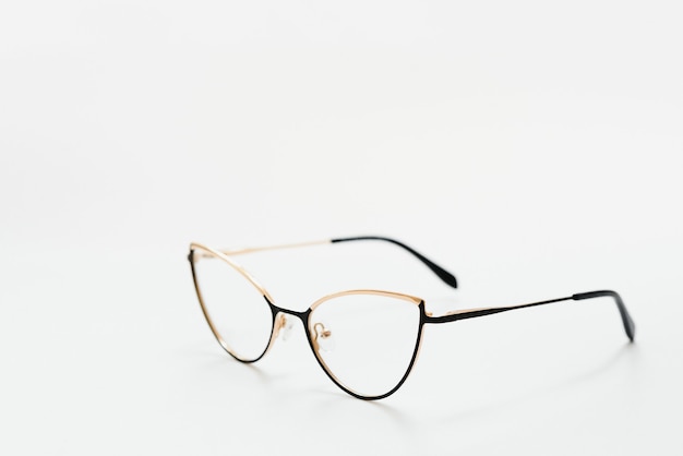 Óculos vintage isolados em um fundo branco