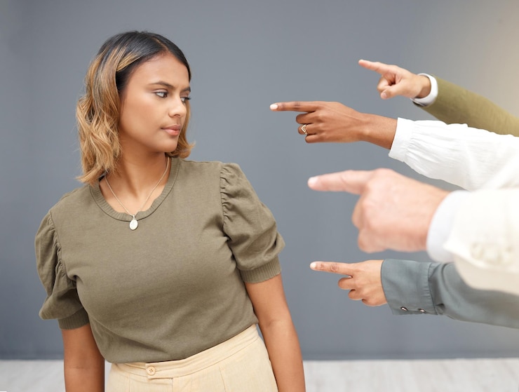 Foto culpable señalando y dedos con una mujer de negocios por intimidación vergüenza y acusación en el lugar de trabajo fraude culpa y juicio con el empleado por conflicto negativo y responsable con el fondo de la pared