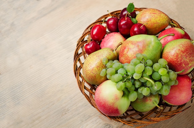 Cultivar frutas en una placa de madera de mimbre