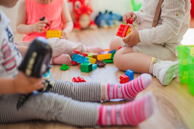 Foto cultivar a los niños con juguetes