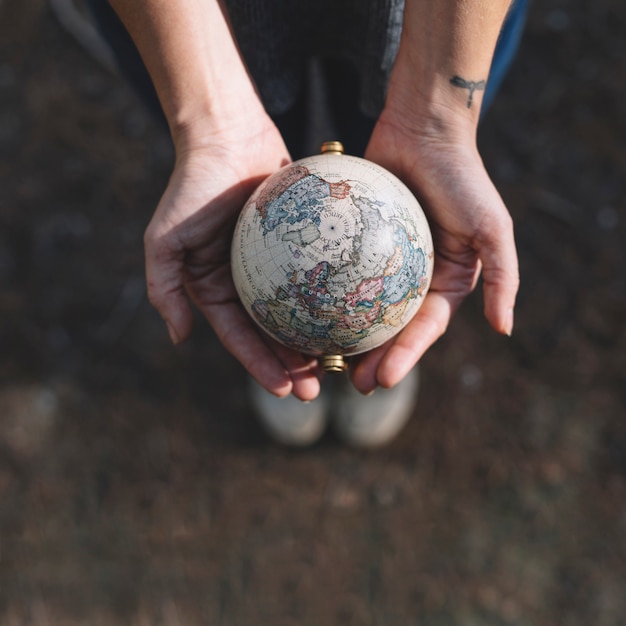 Foto cultive las manos sosteniendo el globo