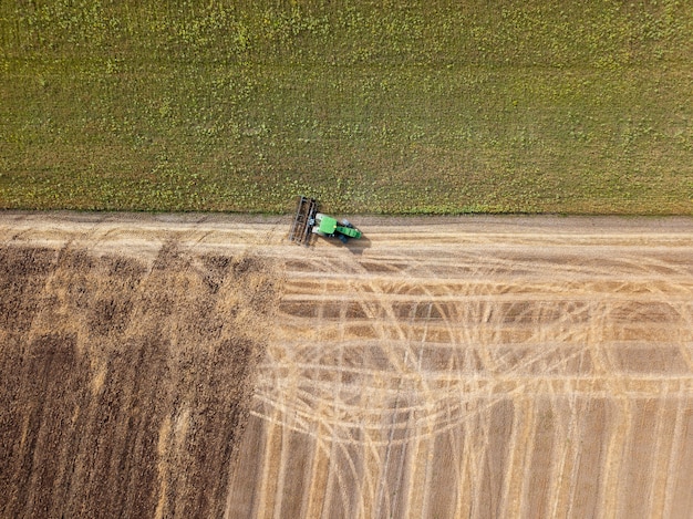 Cultivo del campo agrícola después de la cosecha. Preparación del suelo para la siembra de cultivos de invierno. Vista aérea desde el zumbido del campo después de la cosecha.